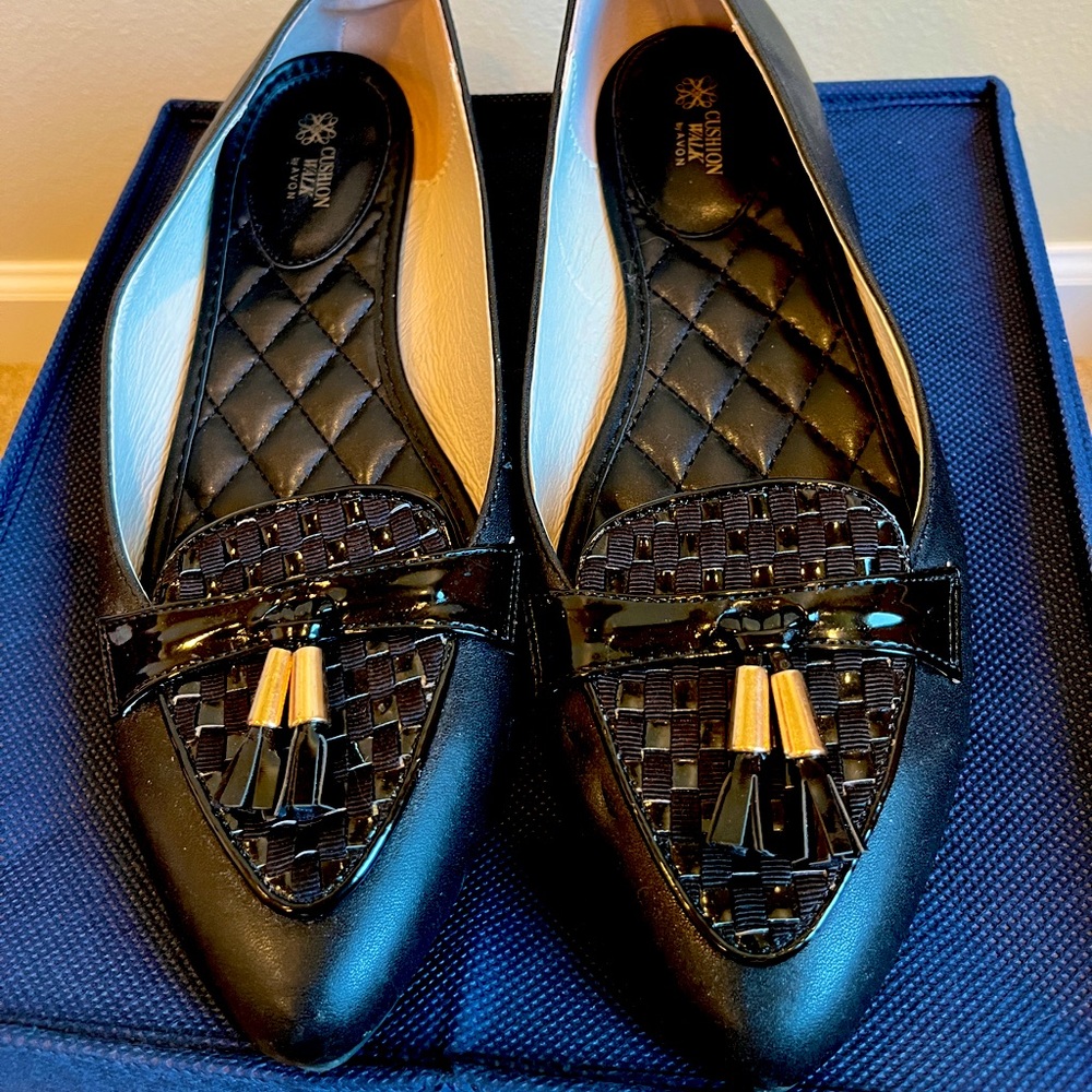 Avon cushion walk black tassel flats (size 9)